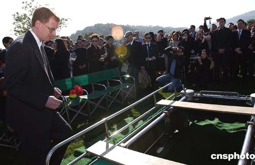 美华裔女作家张纯如在加州安葬