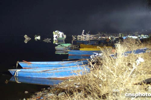 11月21日夜晚,发生空难的包头南海公园暂时停止打捞.