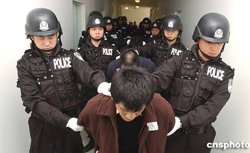 蔡青等一批抢劫故意杀人重犯验明正身后,押赴刑场执行死刑