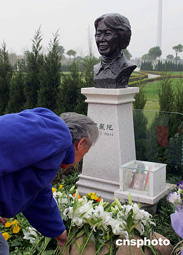 图:女作家陆星儿铜像在上海揭幕