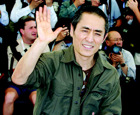 张艺谋挥手作别戛纳