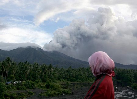 图文:一名印尼穆斯林妇女观看火山喷发