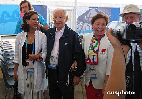 萨马兰奇看望出席升旗仪式的中国代表团