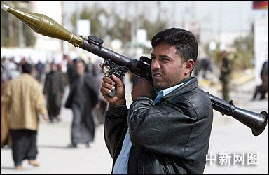 伊拉克警察手持火箭推进式手榴弹在纳杰夫街头警戒