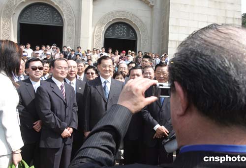 图:中国国民党大陆访问团拜谒中山陵