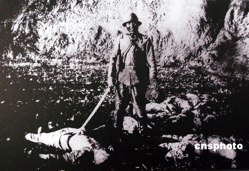 图:日军屠杀中国居民后狞笑