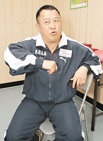 爱》在上海开工的曾志伟,亦有留意在戛纳参展的电影《黑社会》之观众