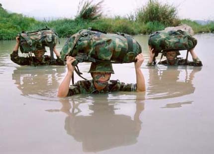 直击中国特种部队侦察兵高山丛林里野战训练(图)