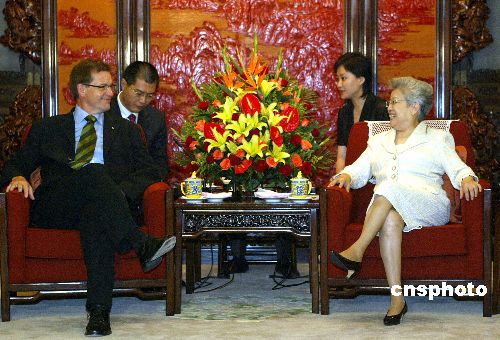 图:吴仪会见丹麦副首相兼经贸大臣本特·本特森