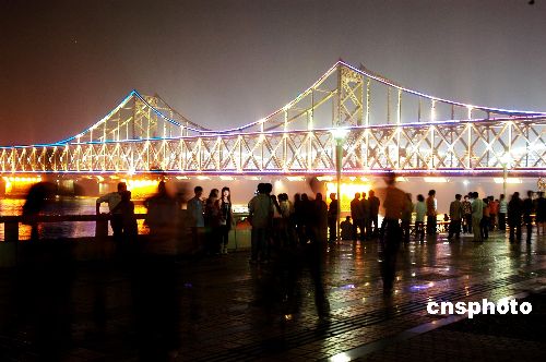 图中朝边境鸭绿江大桥呈现迷人景色