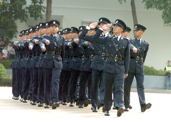 香港警察训练学校今日(十月八日)举行结业会操.曾荫权与结业学员倾谈.