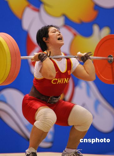 在苏州举行的十运会女子举重七十五公斤级的比赛中,奥运冠军刘春红以