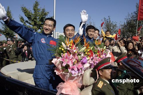 图神六航天员梯队成员受到热烈欢迎