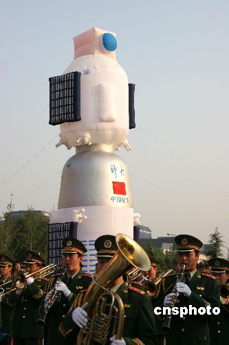 组图神舟六号载人飞船返回舱运回娘家