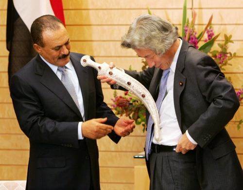 图文报道也门总统赠送弯刀小泉急往身上秀