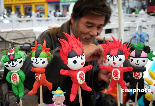 图民间艺人用手工捏出的面人福娃畅销