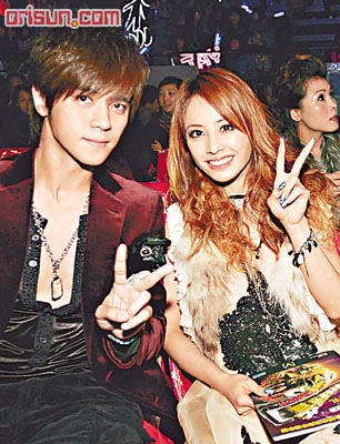 颁奖礼性感上阵,蔡依林紧贴罗志祥冷待周杰伦