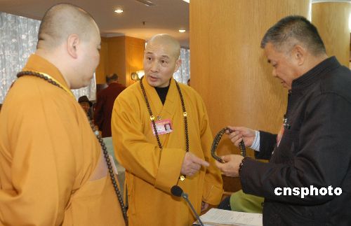 点击查看其它图片出席全国政协会议的全国政协委员普陀山方丈戒忍大师