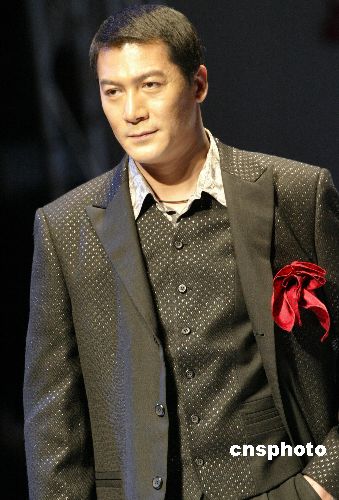 图:中国首席男模在时装周表演