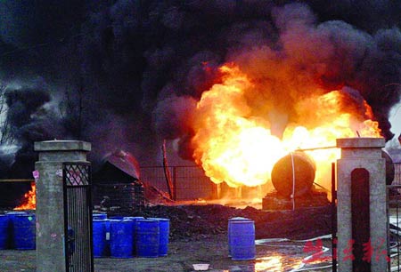 哈尔滨一化工厂化学品存储罐起火 引发连环爆炸