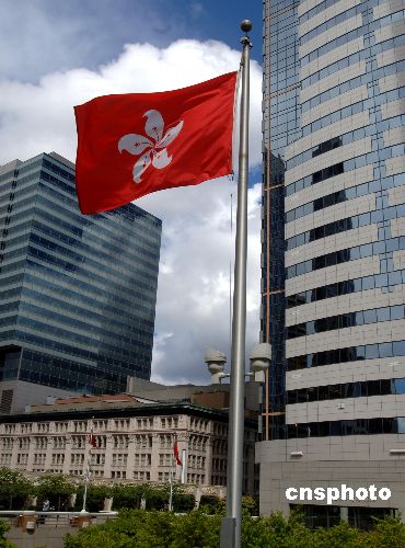 图:中国香港特区区旗在美国西雅图高高飘扬