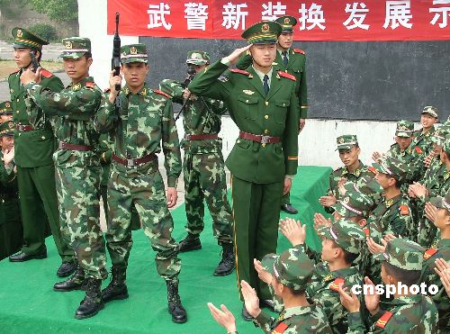 中国武警五一正式换新装 5年间更换60多种被装