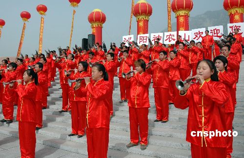 图河南沁阳成立百人唢呐队