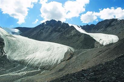 气温逐年升高 新疆天山一号冰川加速消融