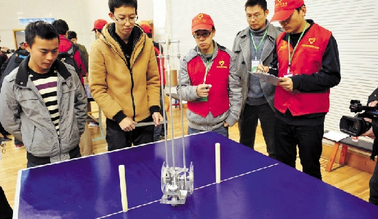 无碳小车进行"8字形轨迹绕行"比赛.