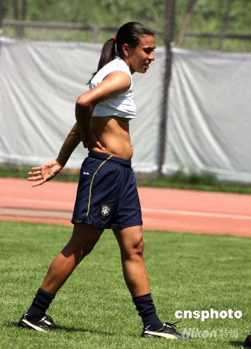 图:"世界足球小姐"玛塔的露脐装