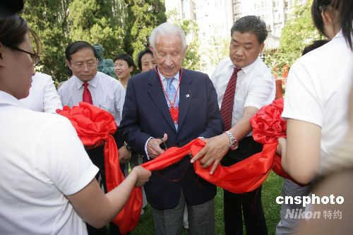 萨马兰奇为顾拜旦罗格及自己的雕像剪彩