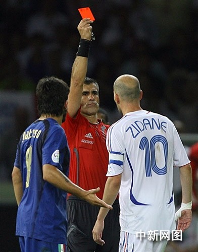 一张红牌告别辉煌职业生涯 齐达内顶人事件全景回放