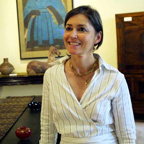 卢芹斋的四个女儿.卢芹斋与在中国的亲人们.后排右二是卢芹斋.