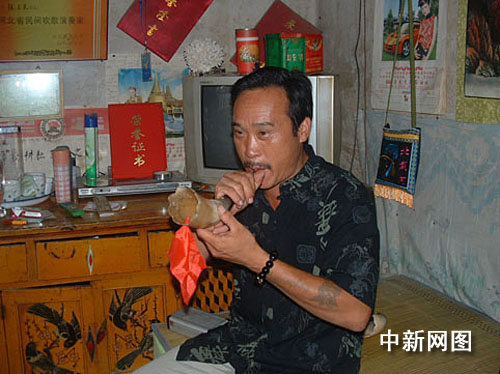 "全国吹歌大王"张占民在自己家中练习吹歌,作 者:张辉