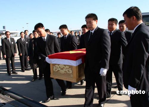 图:霍英东灵柩送返香港(2)