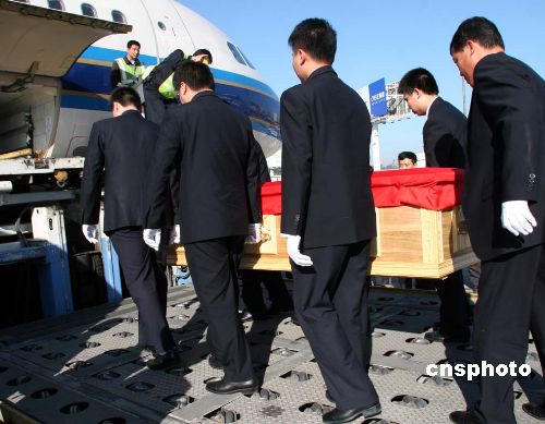 图霍英东灵柩送返香港4