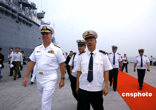 美海军太平洋舰队司令率舰访问湛江2