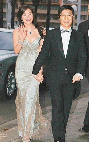 组图:嫁李家诚亿元婚礼揭幕 徐子淇坦言想有bb