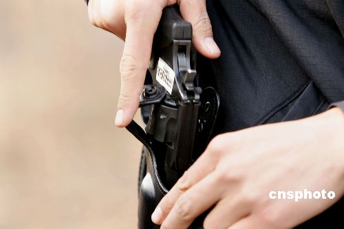 郑州街头巡逻的特警配备新式转轮警用手枪.