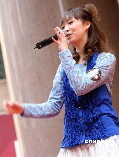 图为歌手余翠芝演唱 "悠长日记".