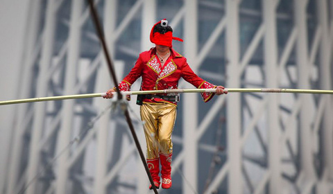 8月10日,有"中国高空王"之称的新疆"达瓦孜"传人阿迪力·吾休尔,在