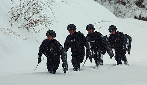 近日，西藏自治区林芝市南伊沟边境突降大雪，驻守在边境一线的南伊边境派出所的移民警察展开巡逻踏查。