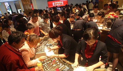 6月11日,济南省城泉城路上,一家金店门前,近万人挤爆现场抢购黄金.