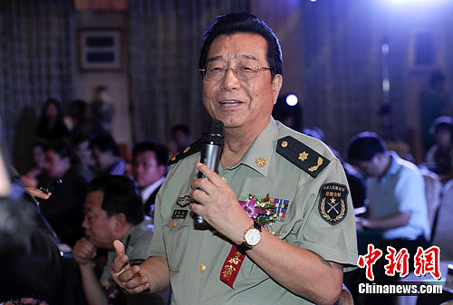 李双江赴医院探望被打伤者