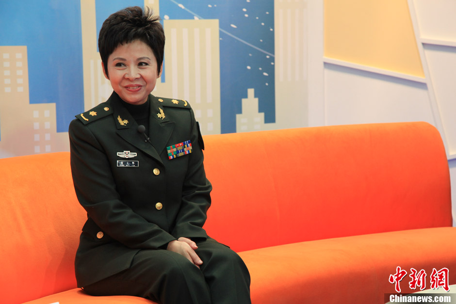 杨幂发布首张大碟 现场秀唱功获赞全能小天后