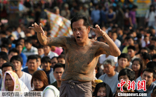 泰国僧人街头化缘 纪念释迦摩尼诞辰2600周年