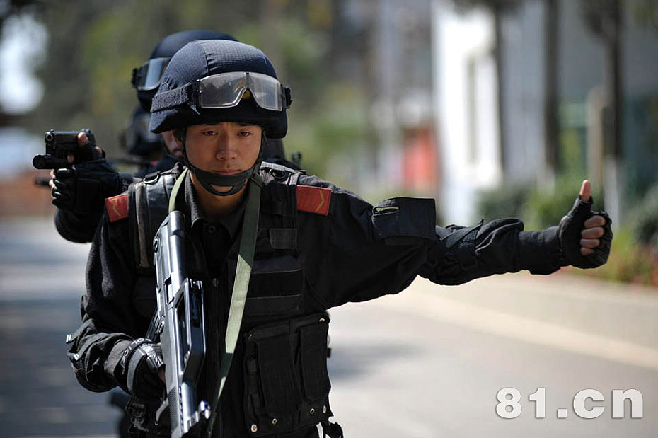 武警90后新战士考核场亮剑离弦之箭