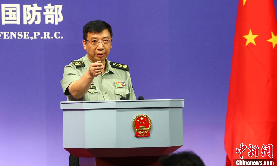 中国国防部长梁光烈访问美国西点军校并向该校赠书