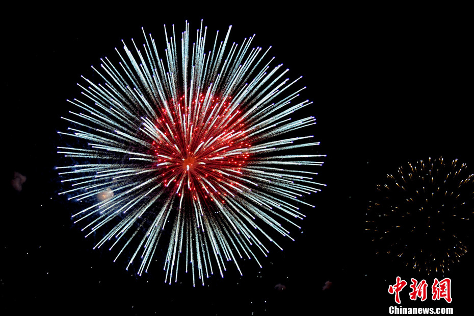 焰火璀璨 德国汉堡庆祝第823届港口节