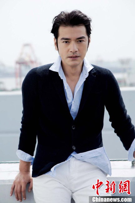 阿穆隆出狱邀"快男"聚餐 与张杰亲密拥抱